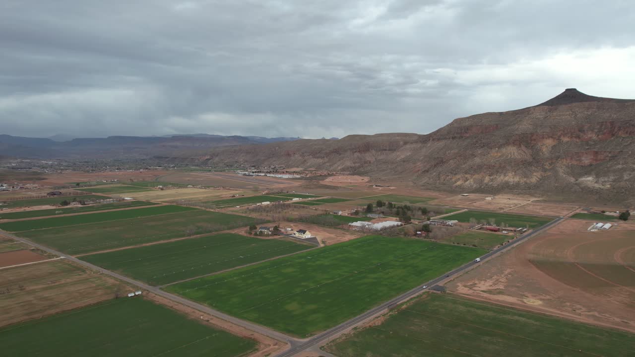 vista aérea de la formación rocosa del pezón de mollie sobre el valle y el paisaje de utah usa, disparo de drones