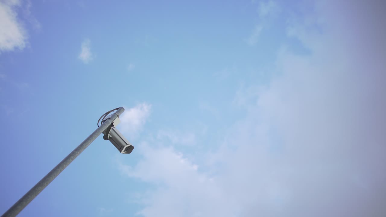 cámara de seguridad cctv contra el cielo azul en atenas, grecia