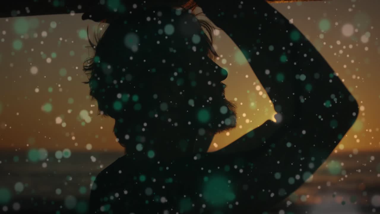 joven hombre caucásico con una tabla de surf