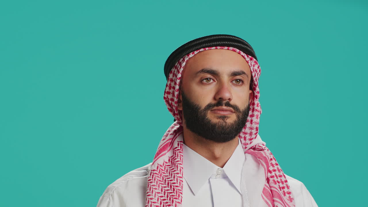 adulto mostrando el signo de los tres monos sabios