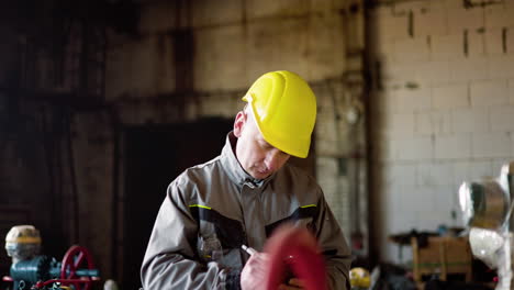 Arbeiter-Mit-Helm-In-Der-Fabrik