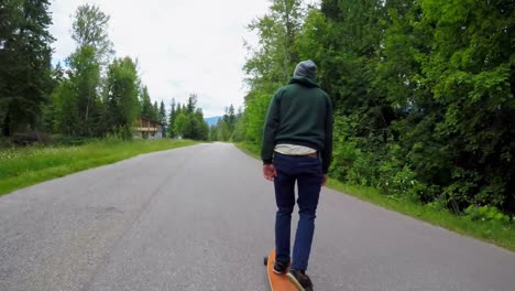 hombre monta una patineta en la carretera 4k