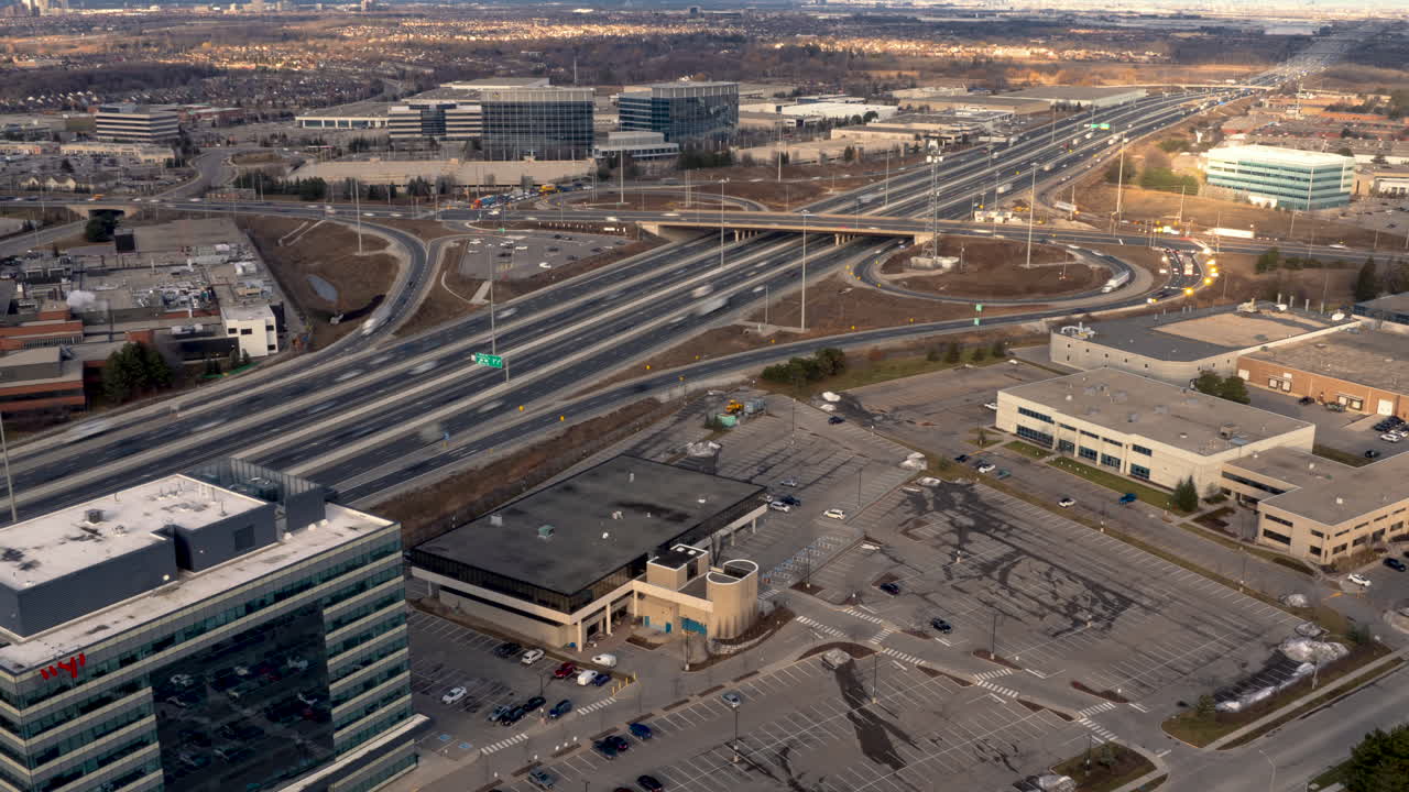 고속도로와 건물이 있는 바쁜 도시 지역의 공중 하이퍼스