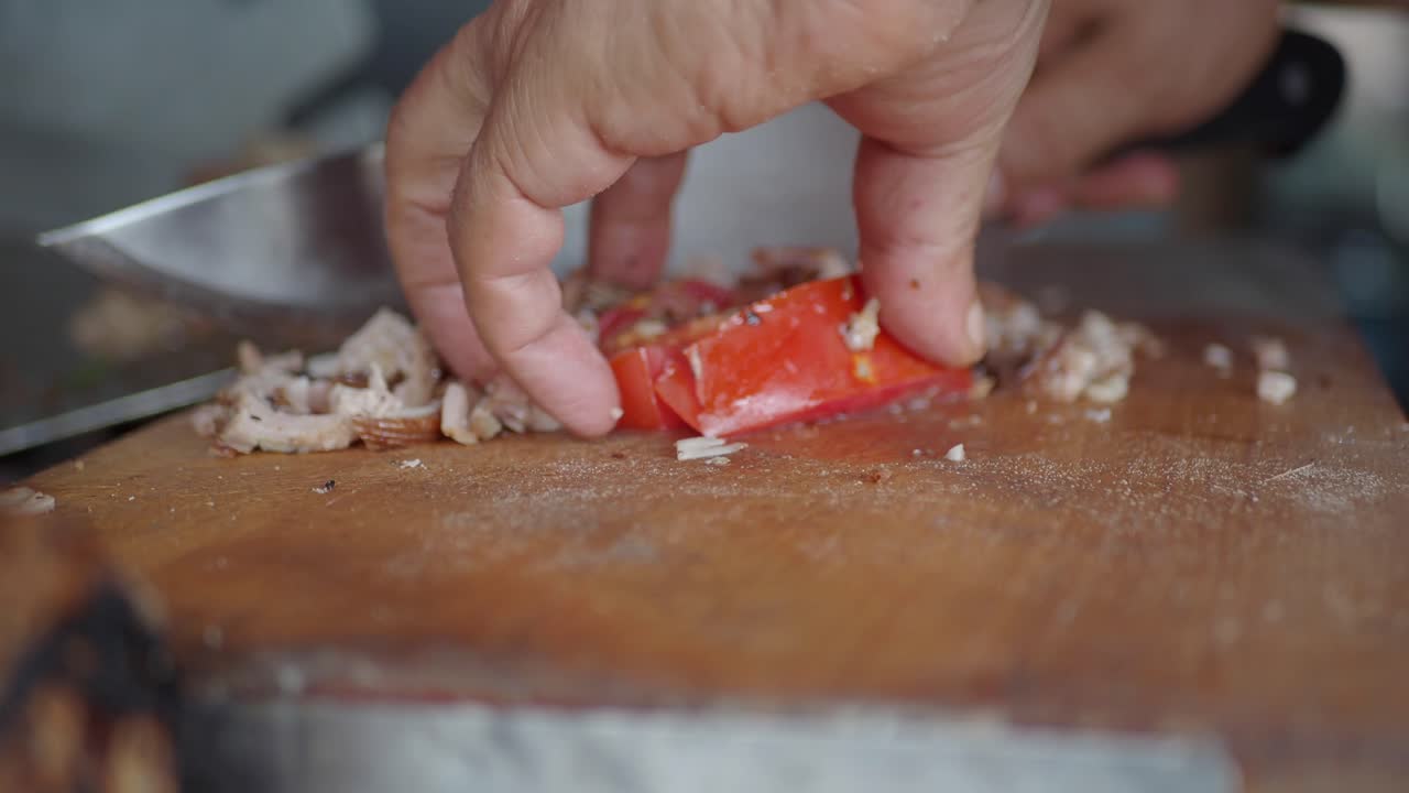 음식 을 준비 하고, 나무판 에 채소 를 잘라내는 사람