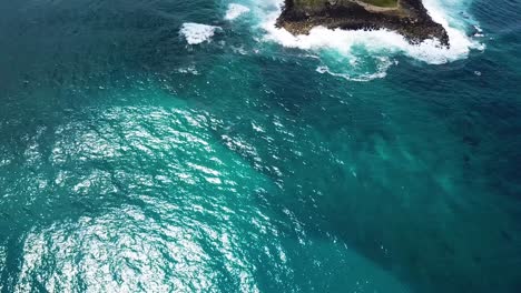 Disparo-De-Un-Dron-Sobre-La-Isla-De-Las-Cabras-Frente-A-La-Costa-Noreste-De-Oahu