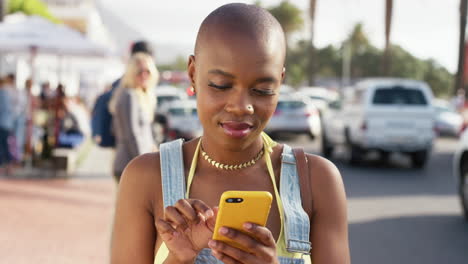 Black-woman,-phone-and-communication-on-city