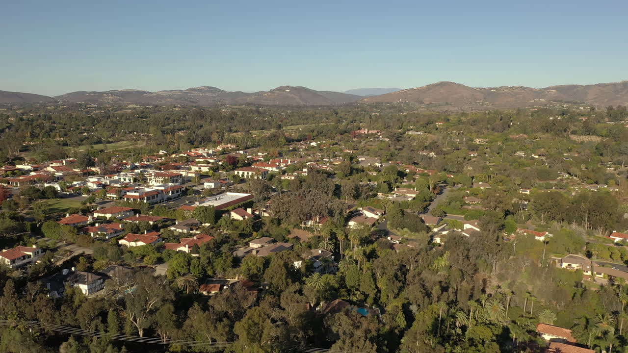 vista aérea de rancho santa fe, una comunidad rica en san diego, california