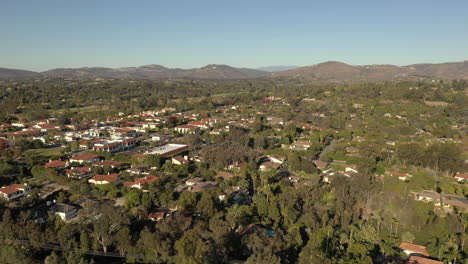 vista aérea de rancho santa fe, una comunidad rica en san diego, california