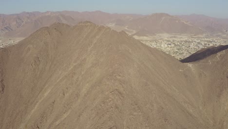 Impresionante-Vista-De-Drones-De-La-Ruta-De-Senderismo-De-Al-Rabi-Que-Muestra-La-Ciudad-De-Khorfakkan