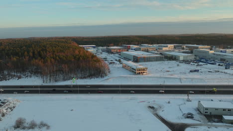 Seitliche-Drohnenaufnahme-Des-Verkehrs-Auf-Der-Polnischen-Autobahn-Während-Des-Winters-Im-Sonnenuntergang