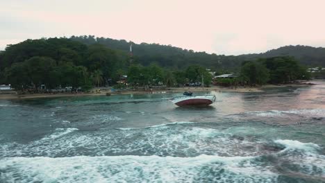 Drone-Moviéndose-Alrededor-De-Un-Naufragio-Frente-A-La-Playa-En-El-Mar-Caribe-En-Puerto-Viejo-De-Talamanca-En-Costa-Rica