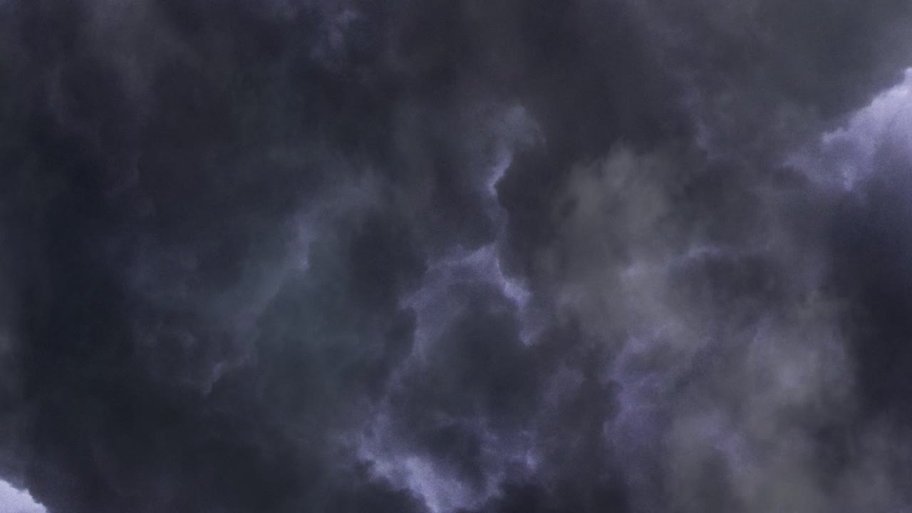 maltempo con temporali in cumulonembi che si muovono nel cielo
