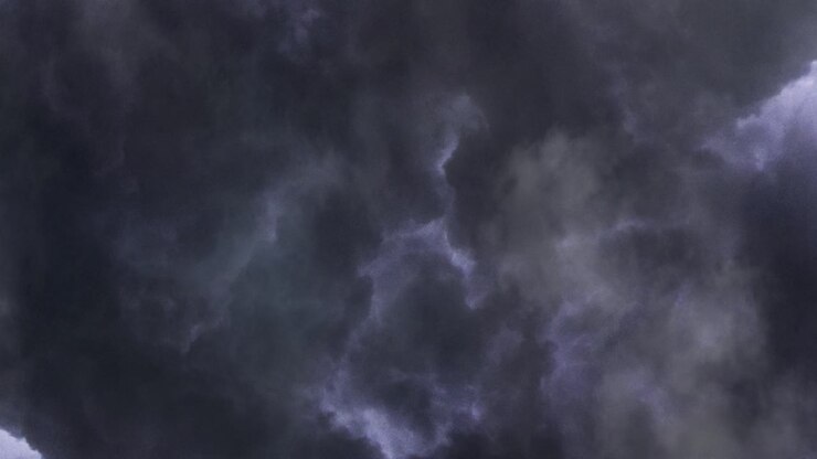 maltempo con temporali in cumulonembi che si muovono nel cielo