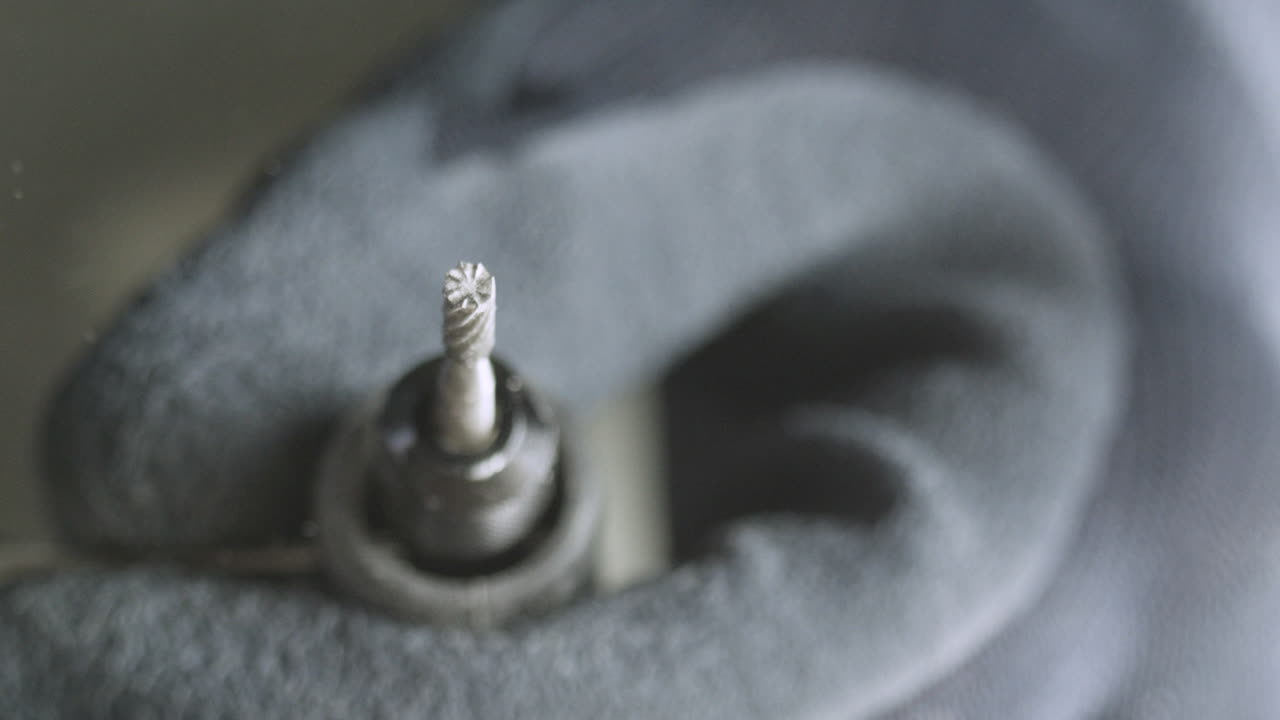 나무 가공용 로터리 드릴에 머리를 바꾸는 노동자 - 사과 프로어 422