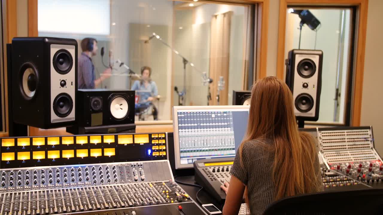 사운드  ⁇ 서를 사용하는 여성 오디오 엔지니어