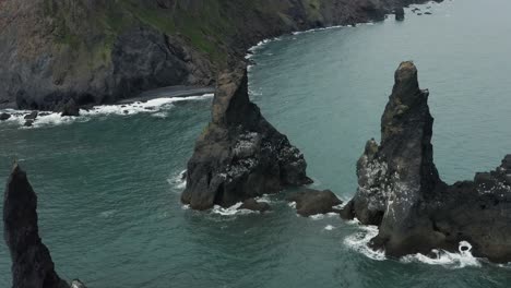 Famosa-Formación-Rocosa-De-Islandia-Reynisdrangar-En-La-Costa-Sur,-Antena