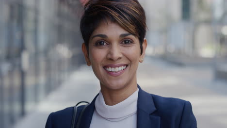 Retrato-Joven-Hermosa-Mujer-De-Negocios-Exitosa-Sonriendo-Disfrutando-De-Un-Estilo-De-Vida-Urbano-Profesional-En-Cámara-Lenta-De-La-Ciudad