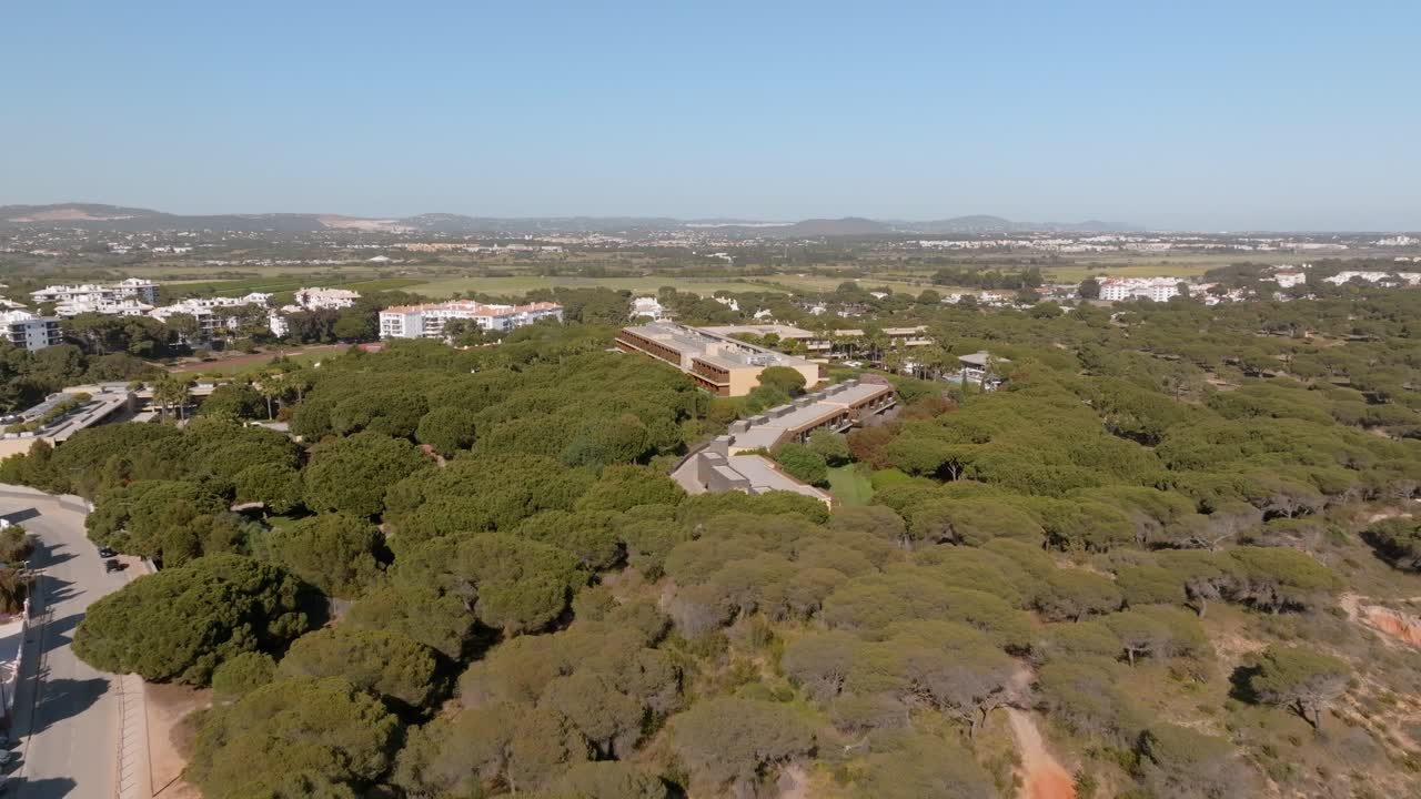 Case a schiera grigie circondate da rigogliosi alberi tropicali in Algarve, Portogallo