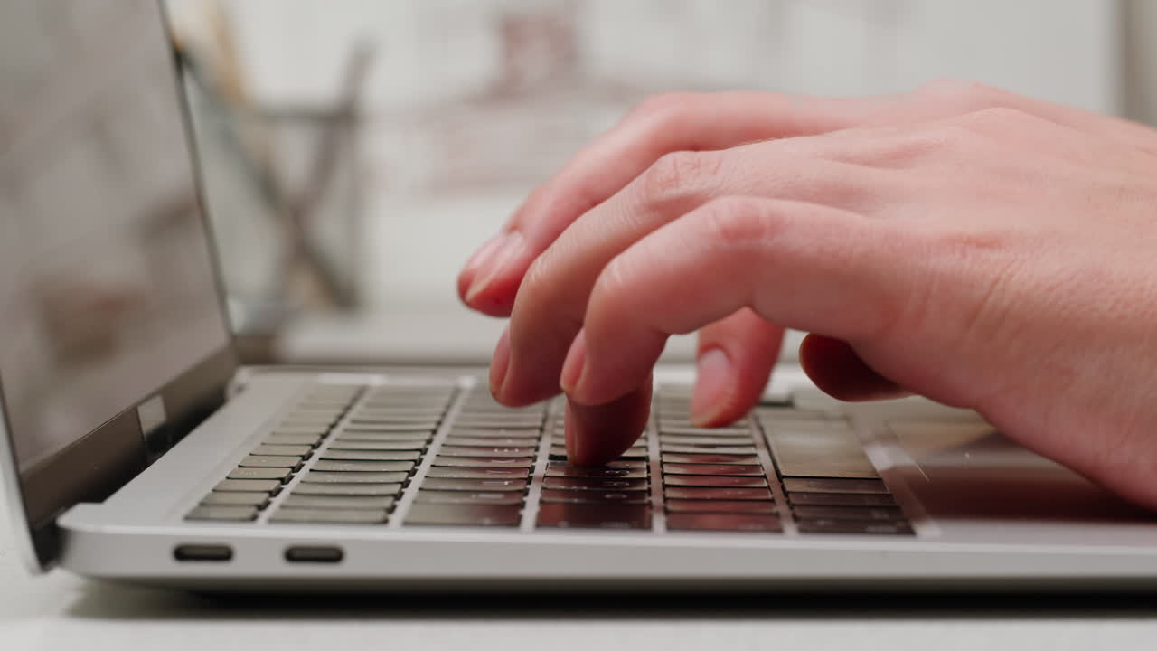 persona escribiendo en una computadora portátil