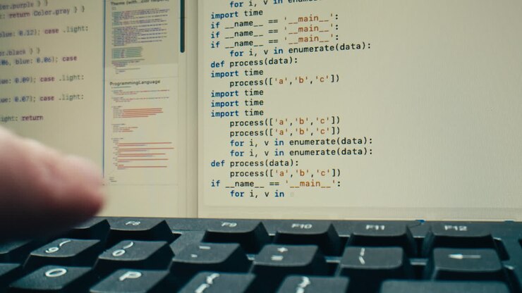 Close-up van ontwikkelaar die code typt op computerscherm