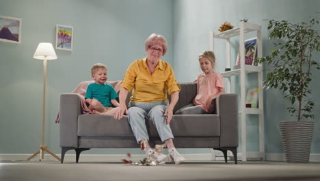 La-Abuela-Feliz-Rompe-La-Alcancía-Con-Niños-Pequeños-En-Casa