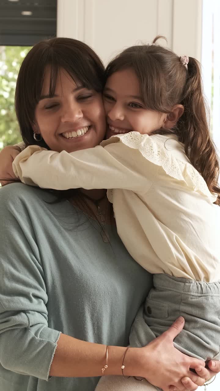 Madre e figlia che si abbracciano e sorridono