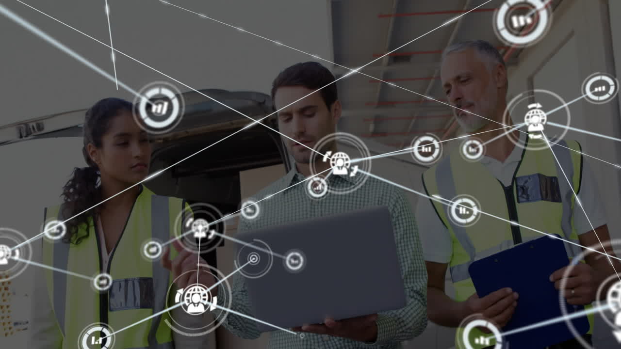 animación de procesamiento de datos sobre diversos trabajadores que utilizan computadora portátil, red de conexiones
