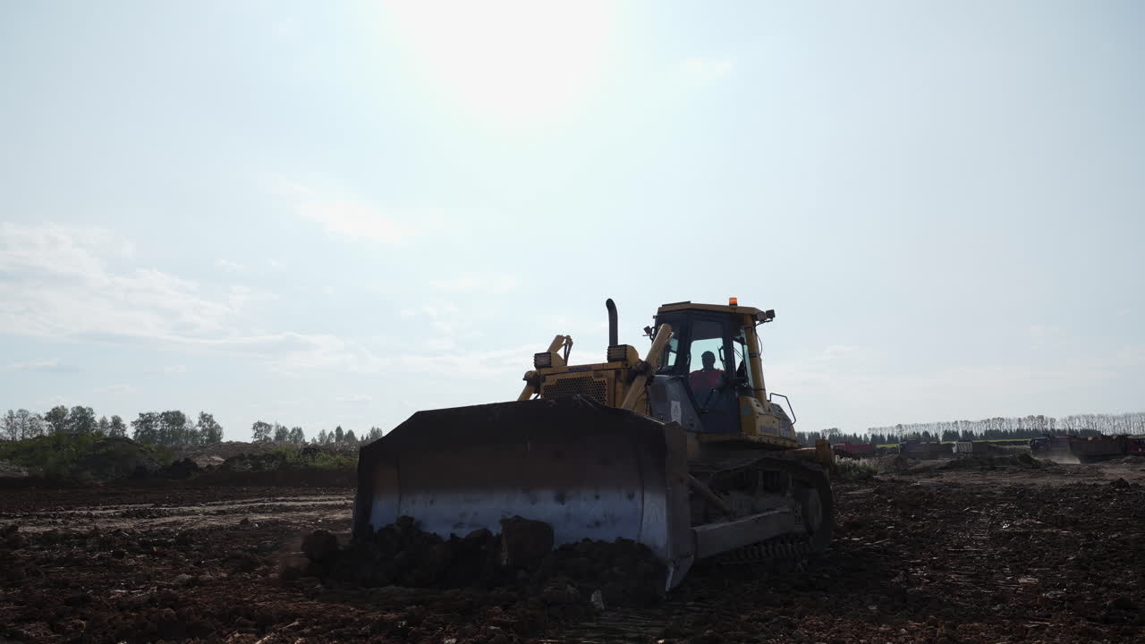 excavadora trabajando en un sitio de construcción