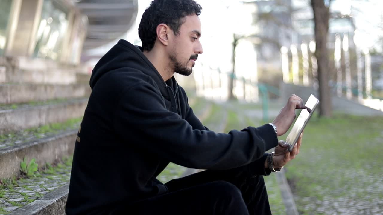 un joven enfocado con una tableta digital