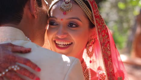 feliz novia y novio indios durante su día de bodas - de cerca