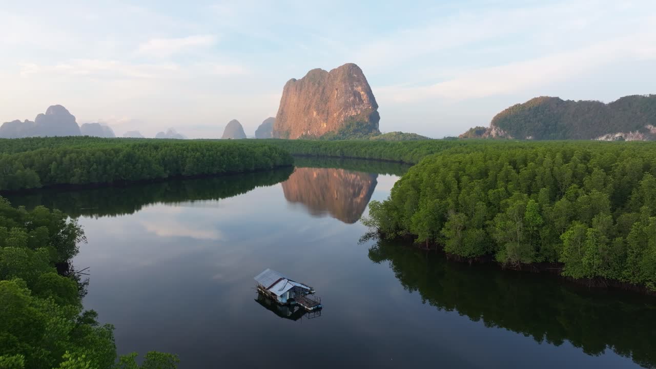 Bình minh sương mù trên ngôi nhà nổi yên bình và vách đá vịnh, Thái Lan
