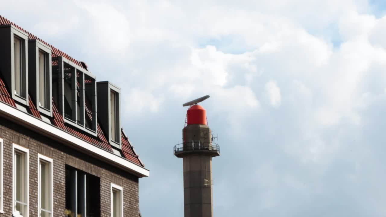 molino de viento con casas holandesas icónicas y cielo nublado pero azul