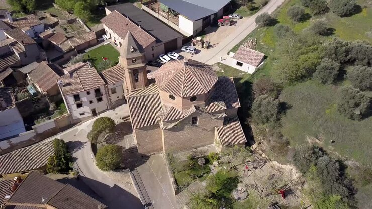 Vista a volo d'uccello di una chiesa nella serena città di Labata, Spagna