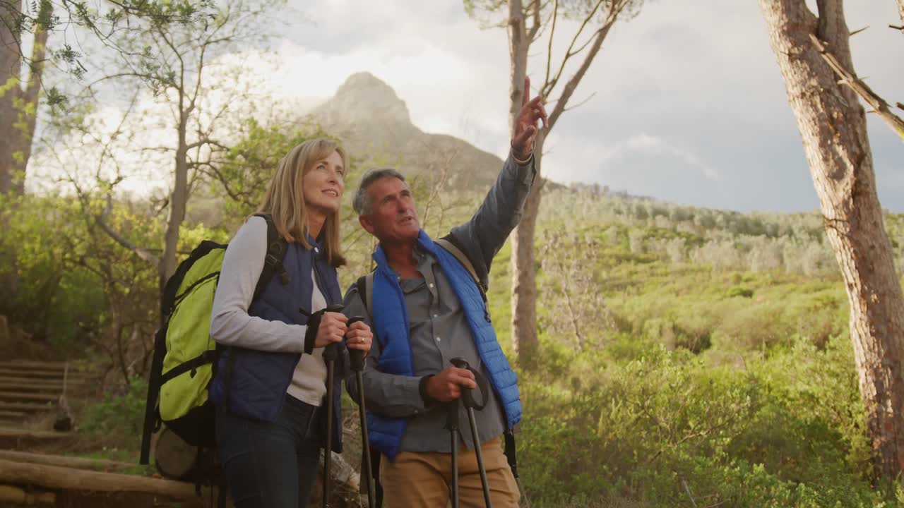 pareja de ancianos activos haciendo senderismo en el bosque
