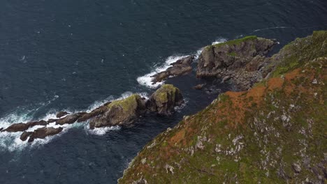 Imágenes-De-Drones-De-Los-Acantilados-De-Slieve-League-En-La-Costa-De-Irlanda-En-Un-Día-Nublado