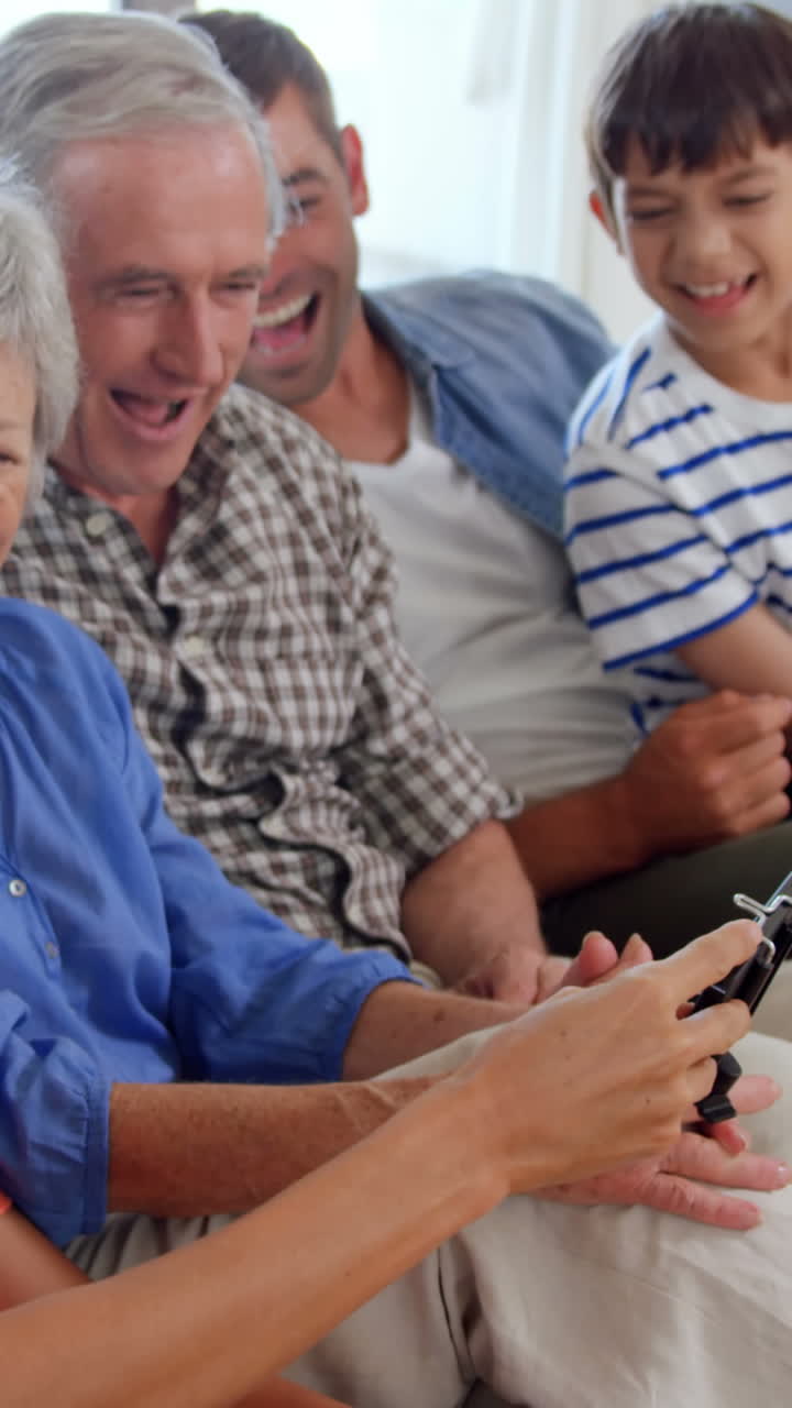 familia mirando el teléfono inteligente