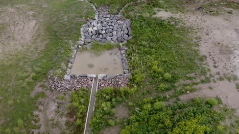 vista aérea de un vertedero de agua en un entorno rural