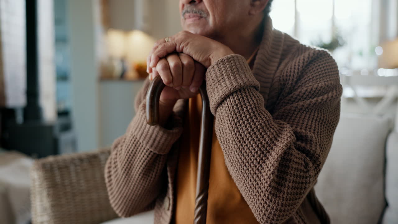 pensamiento, depresión y hombre mayor con caminar