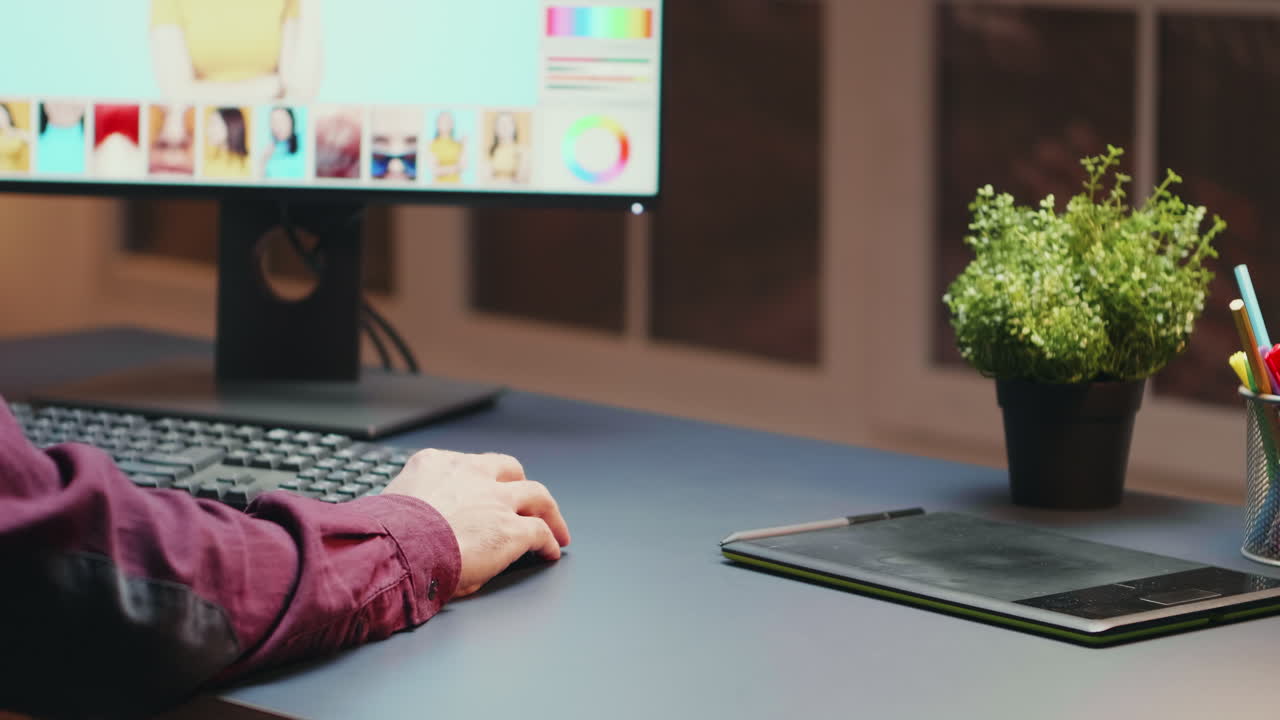 fotografía reveladora de un fotógrafo creativo trabajando en fotos