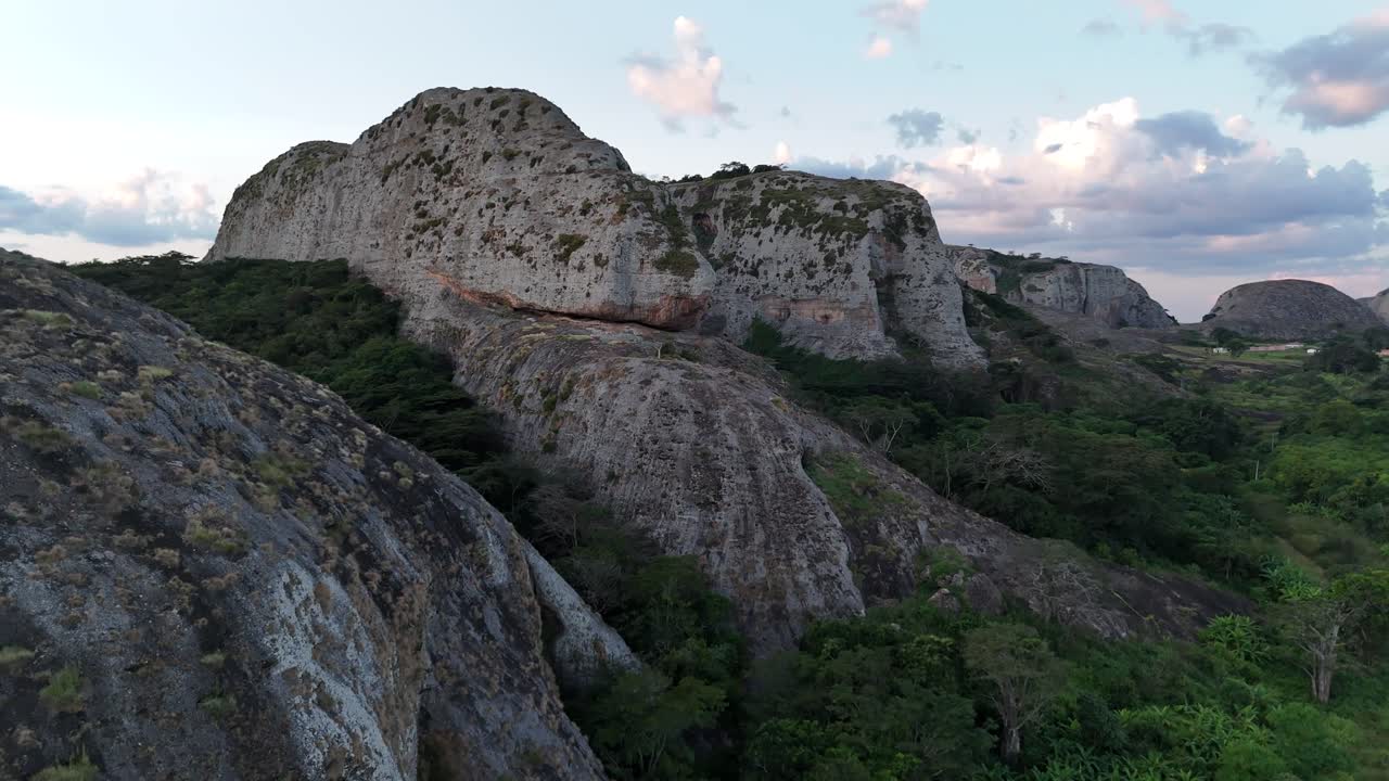 Splendida panoramica aerea delle Pedras Negras de Pungo Andongo (Rocce Nere) nella regione di Pungo Andongo, provincia di Malanje, Angola, Africa