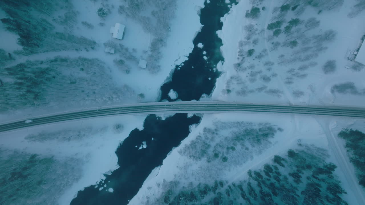 vista superior de un puente sobre el paisaje invernal en vikaköngäs, lappi, finlandia