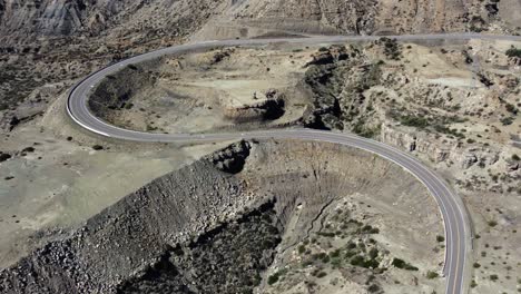 Antenne-Dreht-Sich-über-Highway-Loop-Mit-Blick-Auf-Zerklüftete-Canyonlandschaft