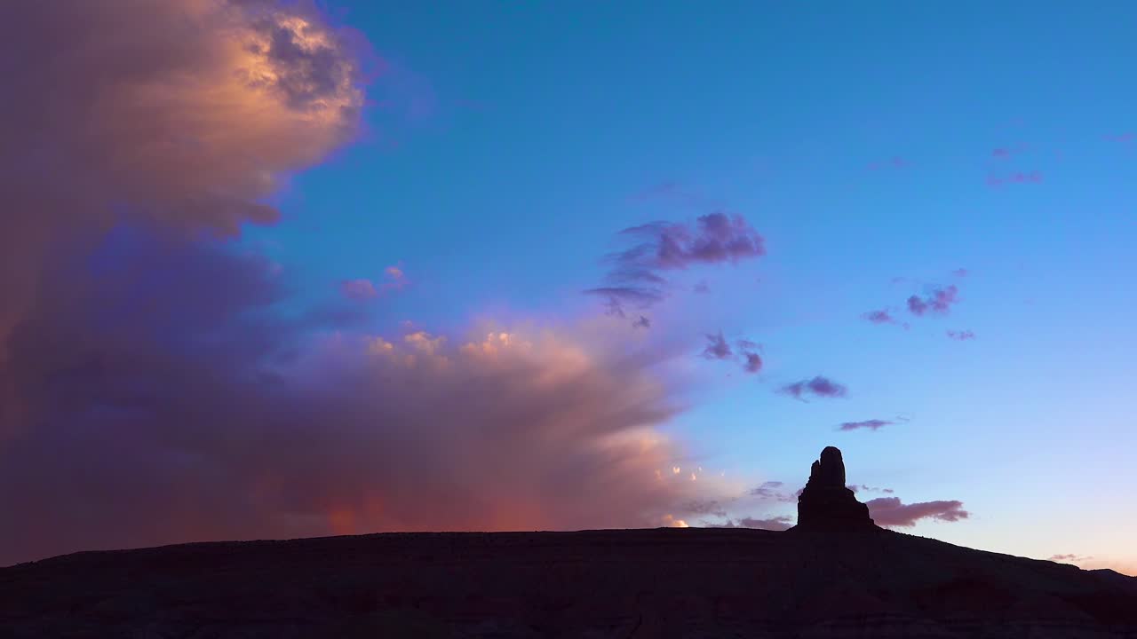 모뉴먼트 밸리 유타 1 근처의 버트 위로 구르는 아름다운 비구름