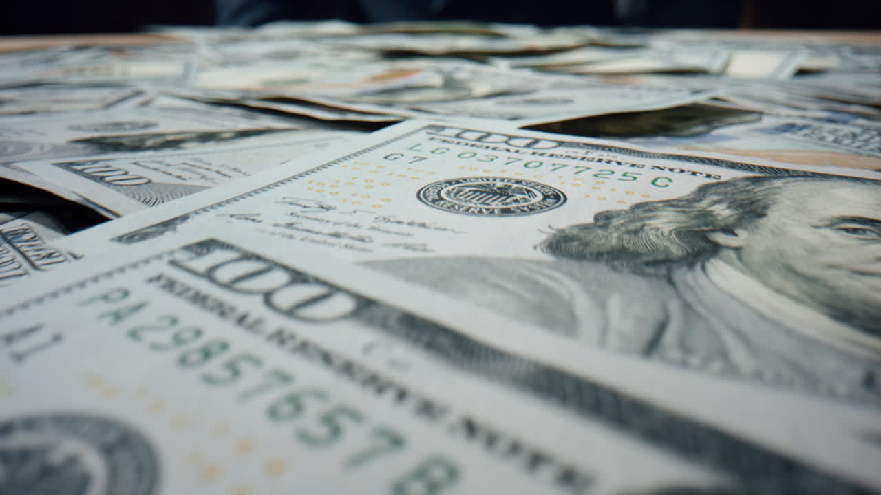 billetes de banco esparcidos mesa de dólares de cerca. billetes de moneda estadounidense en un gran montón