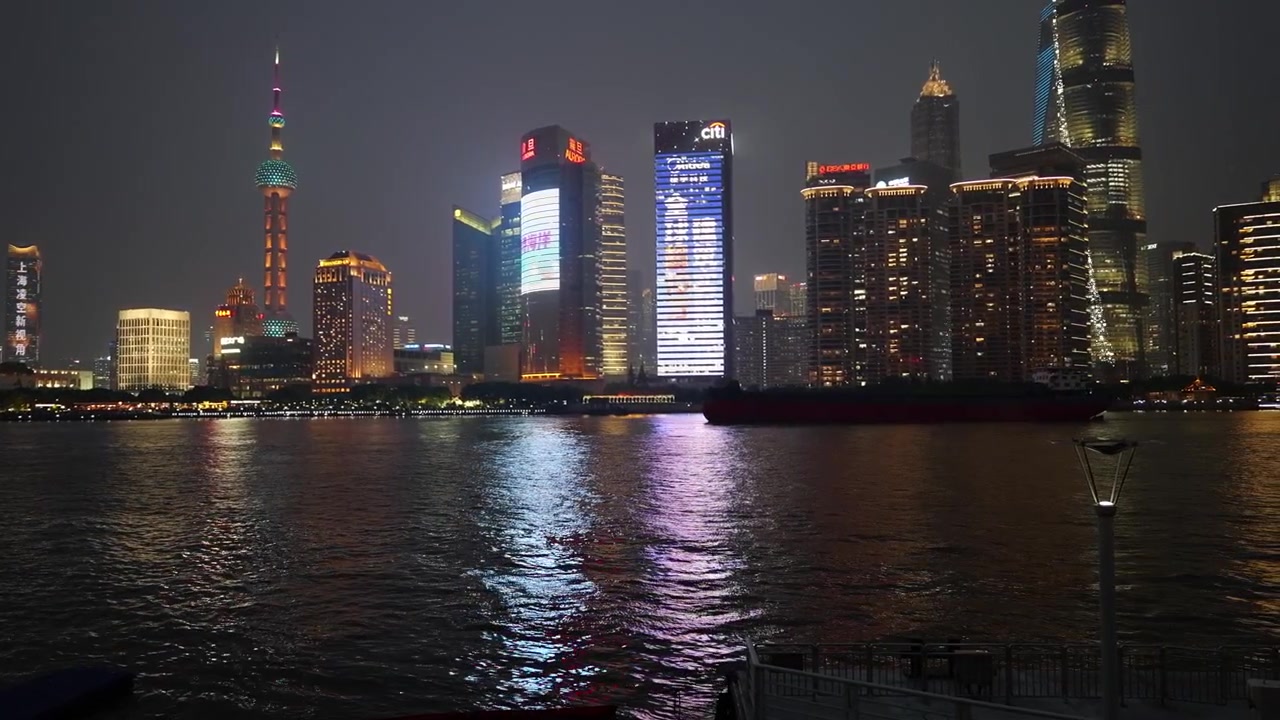 Cakrawala Shanghai Pudong dan gedung pencakar langit dari Sungai Huangpu.