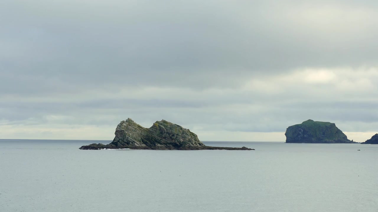 Timelapse di nuvole che scorrono sulle Isole Garbh, Contea di Donegal, con un paesaggio sereno