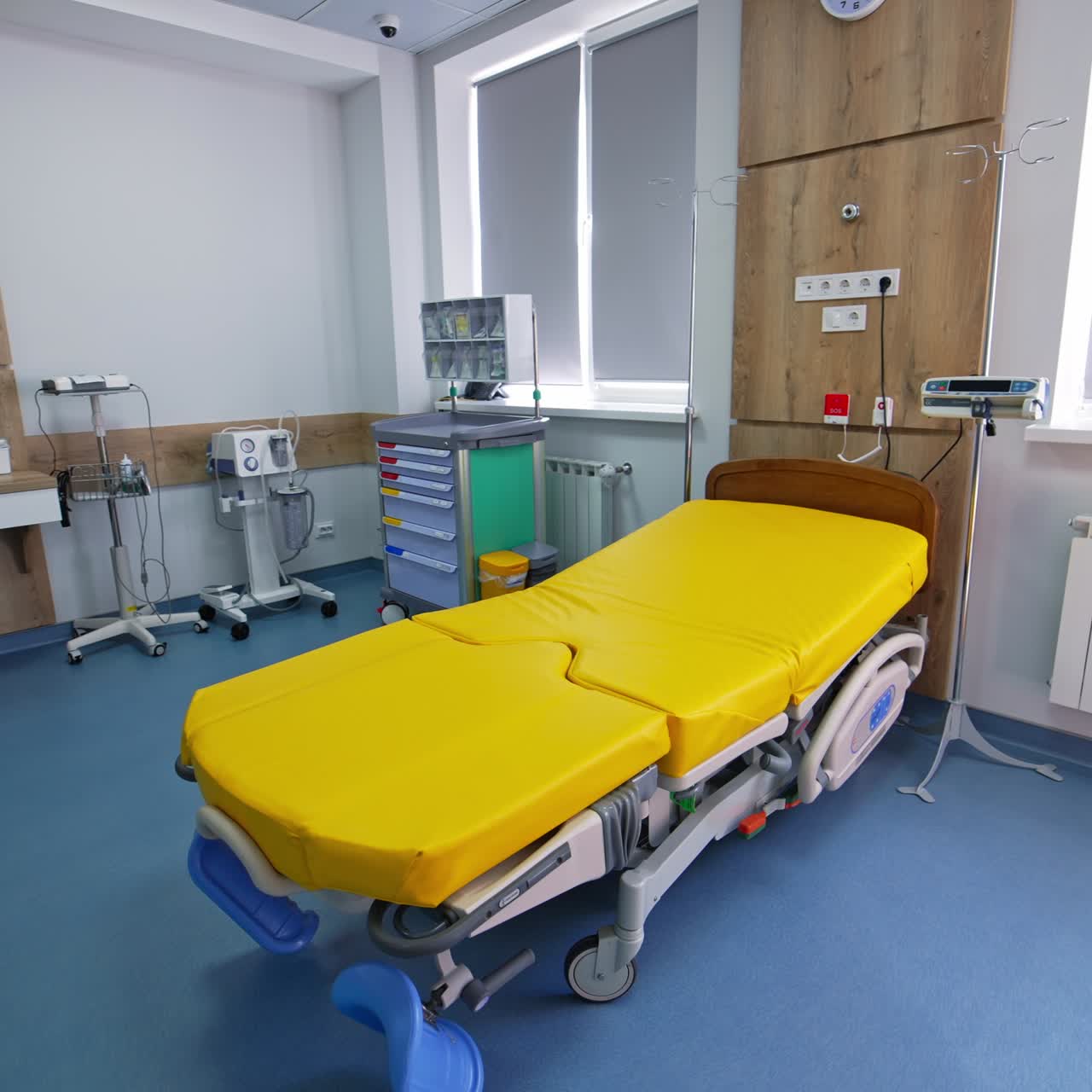 Unidad médica amplia y luminosa para atender partos. Sala de maternidad moderna con equipos avanzados en una clínica actual