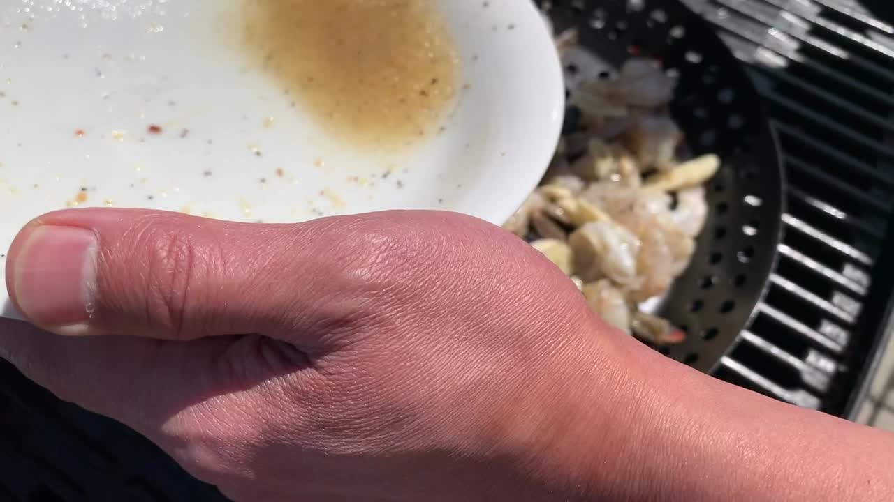 녹은 버터, 올리브 오일, 레몬 주스, 화이트 와인, 신선한 갈은 후추를 뿌린 뜨거운 그릴에서 얇게 썬 마늘과 새우 요리