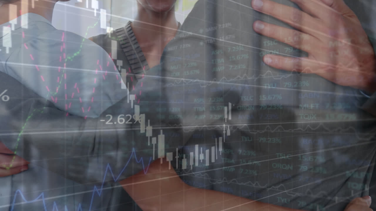 animación de gráficos financieros sobre feliz exitoso diversos empresarios que abrazan