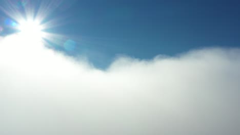 volando por encima de las nubes y en la estratosfera
